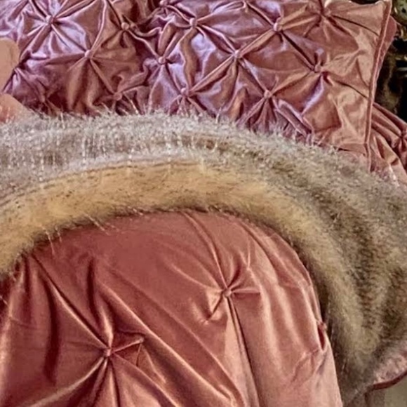 Neiman Marcus Bedding - Picture 2 of 3